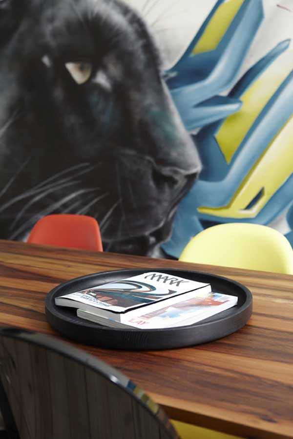 Funkcjonalny design Mieszkanie artystów 2026: funkcjonalna przestrzeń w stylu skandynawskim, naturalne materiały i obrazy.