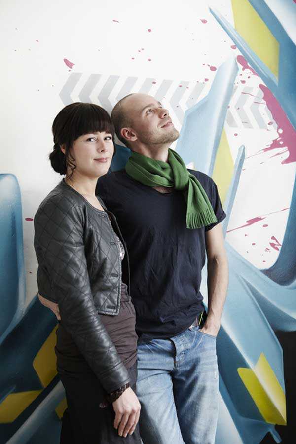 Detal ma znaczenie Detal w mieszkaniu artystów 2026: oryginalne oświetlenie podkreśla fakturę obrazów i ścian.