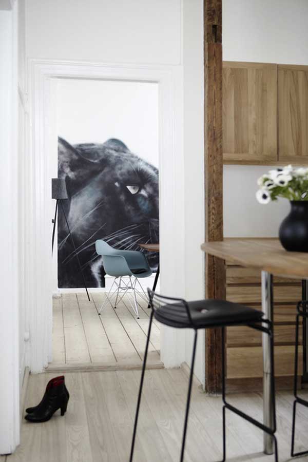 Oświetlenie i relaks Mieszkanie artystów: Oryginalne oświetlenie i wygodna przestrzeń do relaksu i regeneracji.