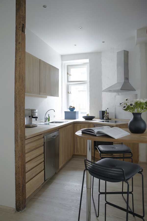 Kuchnia w mieszkaniu artystów Wystrój wnętrz 2026: Przestronna kuchnia w mieszkaniu artystów o powierzchni 93 metrów kwadratowych.