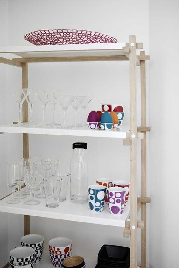 Minimalistyczna sypialnia Mieszkanie artystów: Sypialnia z minimalistycznym wystrojem i elementami zdrowego stylu życia.