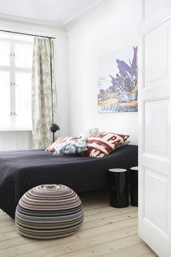 Oświetlony korytarz Mieszkanie artystów 2026: Korytarz łączący różne przestrzenie mieszkania, z oryginalnym oświetleniem.