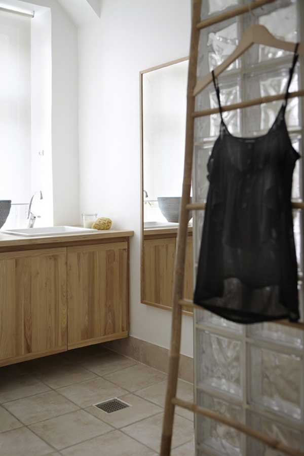 Zdrowy detal w mieszkaniu Wystrój wnętrz 2026: Detal w mieszkaniu artystów, podkreślający dbałość o zdrowie i regenerację.