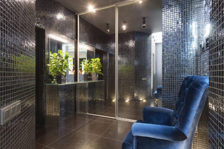 Wejście high-tech Wejście do mieszkania 75 m2 w stylu high-tech – nowoczesny design