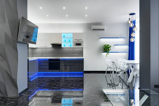 Kuchnia ze szkłem Kuchnia połączona z jadalnią, oddzielona szklanymi ściankami w mieszkaniu 75 m2