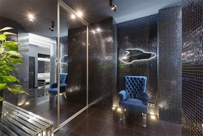 Aksamitny fotel relaksacyjny Aksamitny fotel w eklektycznym wnętrzu mieszkania 75 m2 do relaksu.