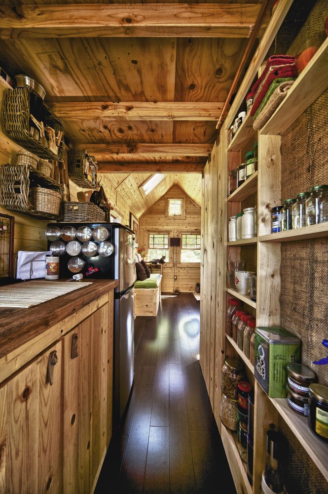 Rustykalna wąska kuchnia Wąska kuchnia w rustykalnym stylu z drewnianymi elementami i naturalnymi materiałami w 2026 roku.