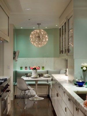 Sofa w kuchni? Kącik jadalny z narożną sofą w wąskiej kuchni, optymalizacja przestrzeni w 2026 roku.