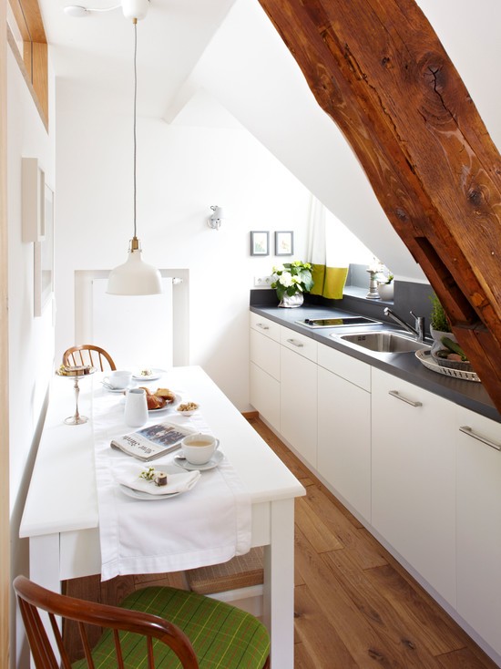 Oszczędność miejsca Niewielki stolik w wąskiej kuchni, rozwiązanie oszczędzające miejsce w 2026 roku.