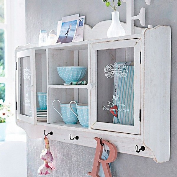 Półka w stylu shabby chic Biała metalowa półeczka z kovanymi elementami, w stylu shabby chic.