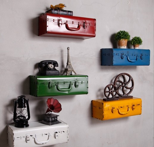 Retro półki DIY Półki na kwiaty DIY w stylu retro: Stare walizki jako dekoracja