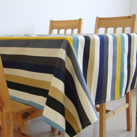 Elegancja na stole Nakrycie stołu z elegancką białą serwetą, element dekoracji stołu w 2026 roku.