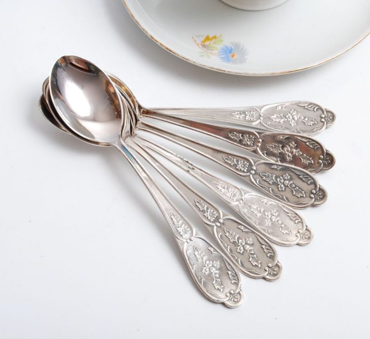 Srebrne łyżeczki do herbaty Komplet srebrnych łyżeczek do herbaty jako element eleganckiego nakrycia stołu