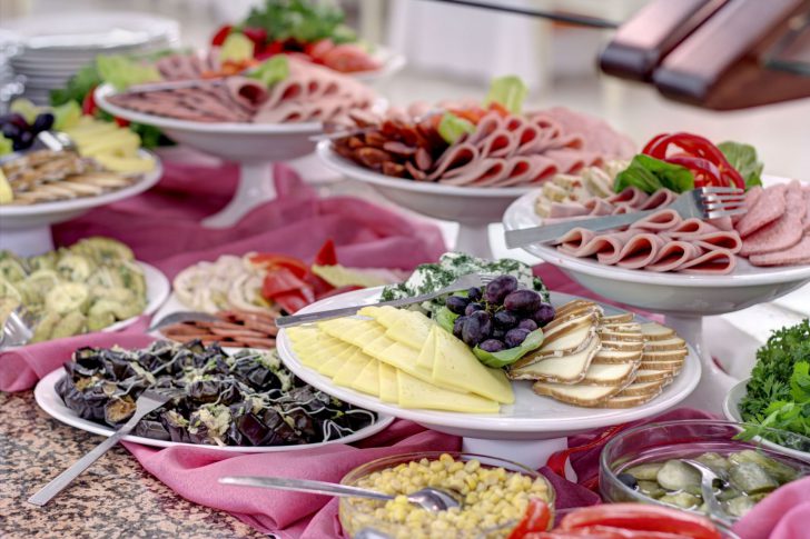 Serwowanie przekąsek Profesjonalne serwowanie stołu do przekąsek, eleganckie nakrycie stołu, dekoracja stołu 2026