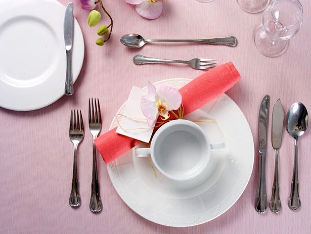 Serwowanie deserów Profesjonalne serwowanie stołu do deserów, eleganckie nakrycie stołu, dekoracja stołu 2026