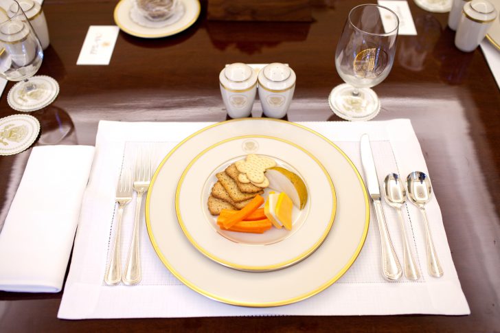 Sól i pieprz: Elegancja Elegancki stół z solniczką i pieprzniczką - serwowanie stołu z klasą.