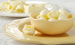 Oliwa: Dopełnienie smaku Elegancka butelka z oliwą na stole - aranżacja stołu na przyjęcie 2026.