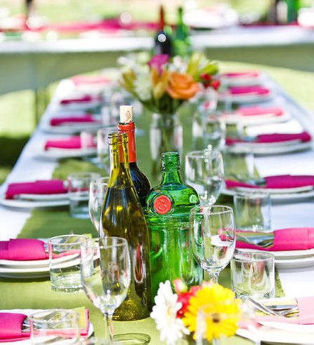 Napoje: Harmonia smaków Rozstawienie napojów na eleganckim stole - jak serwować napoje z klasą.