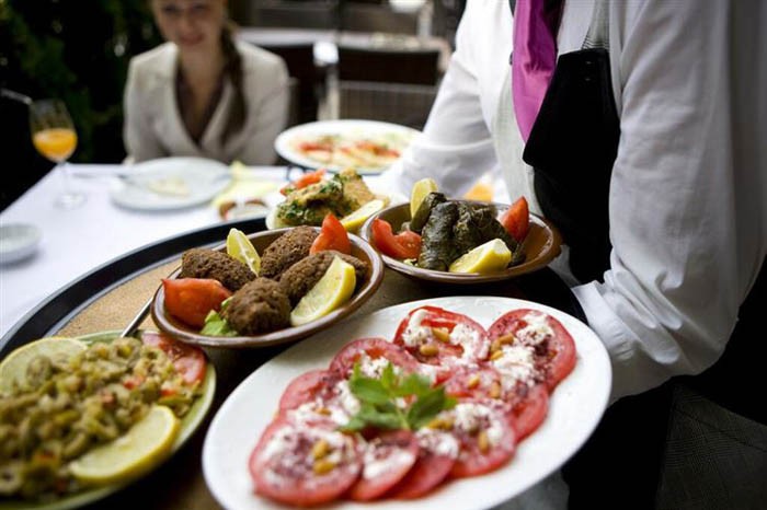 Dania: Sztuka serwowania Elegancki stół z zastawą - kolejność podawania dań na przyjęciu.