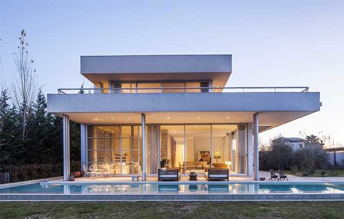 Panoramiczne piękno Elegancki dom z panoramicznymi oknami prezentujący nowoczesną architekturę i design w Krakowie.