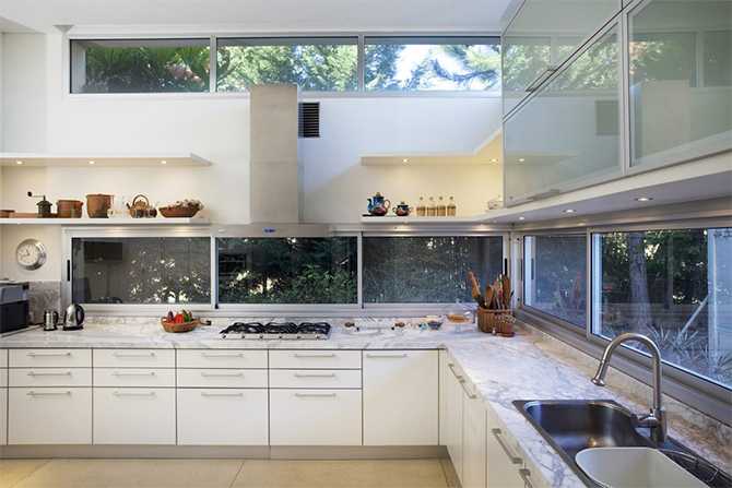 Kuchnia: minimalizm Nowoczesna kuchnia w domu z dużymi przeszkleniami, minimalistyczny design i naturalne światło (Kraków).