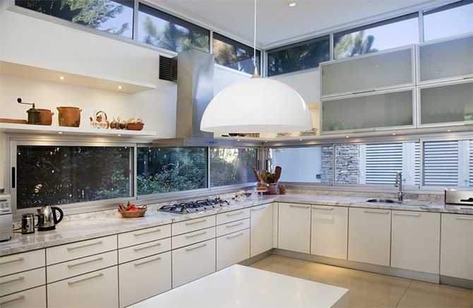 Kamienna elegancja Nowoczesna kuchnia z naturalnym kamieniem w rustykalnym wnętrzu domu blisko Krakowa.