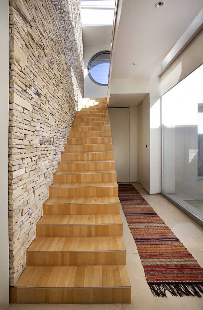 Schody: design i funkcjonalność Stylowe schody w domu z dużymi przeszkleniami prowadzące na piętro, blisko natury (Kraków).