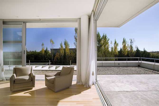 Taras: relaks na świeżym powietrzu Przestronny taras na drugim piętrze domu z dużymi przeszkleniami, miejsce do relaksu (Kraków).