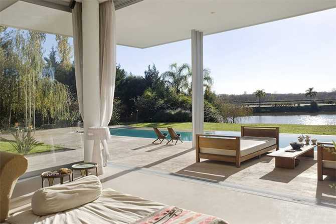 Eko-design i kamień Nowoczesna rezydencja z dużymi przeszkleniami w stylu eko-design z naturalnym kamieniem.