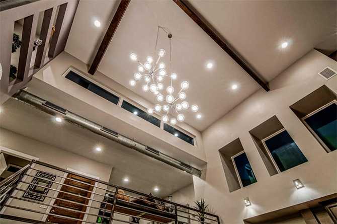 Ciepły Minimalizm 2026 Minimalistyczny salon 2026 z naturalnymi materiałami i ciepłym oświetleniem, idealny do remontu mieszkania.