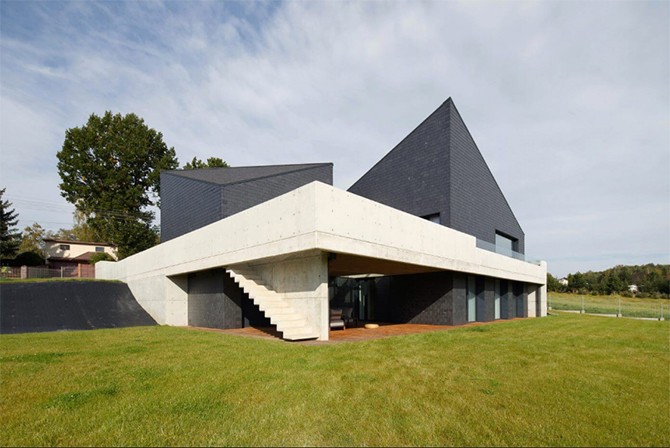 Przestrzeń dziedzińca Wewnętrzny dziedziniec domu o złożonej geometrii fasad, podkreślający nowoczesny design.