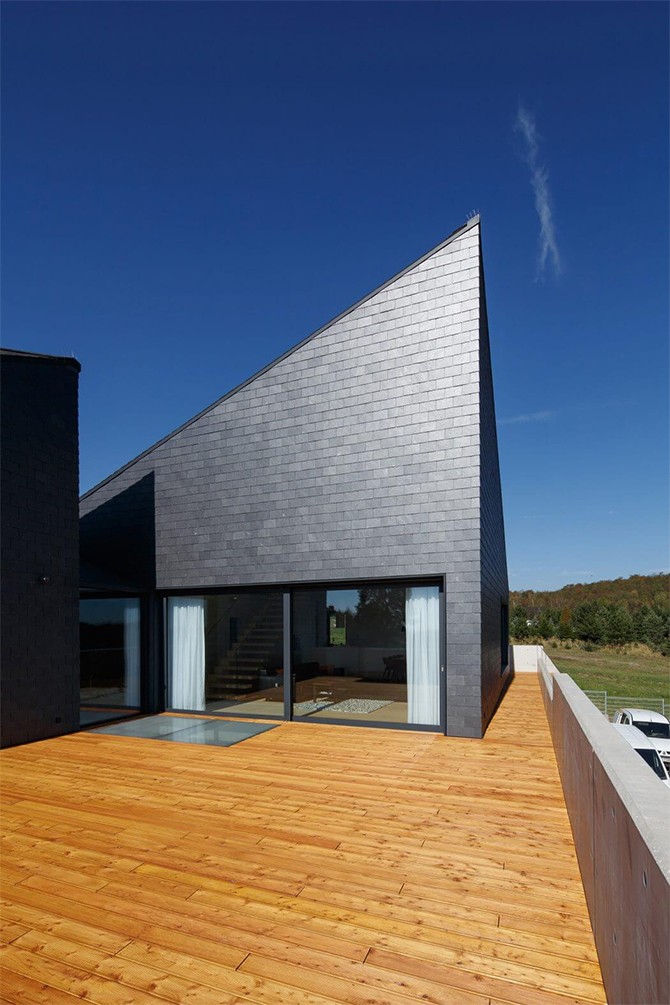 Ekskluzywna przestrzeń tarasowa Nowoczesna architektura domu z imponującą geometrią fasad i przestronną, designerską tarasą.
