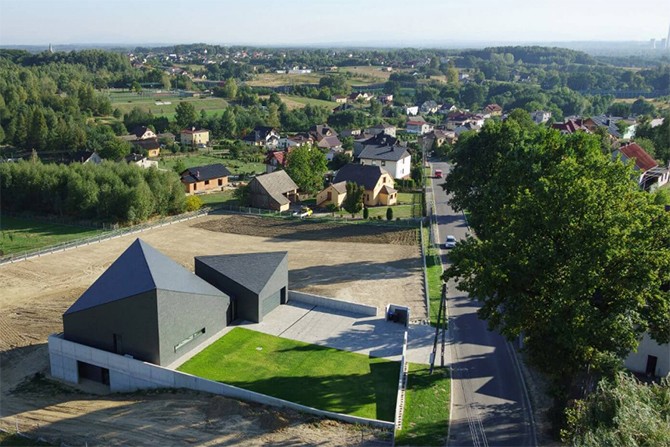 Nowoczesna architektura na działce Imponujący dom o skomplikowanej geometrii fasad jako przykład nowoczesnej architektury na działce.