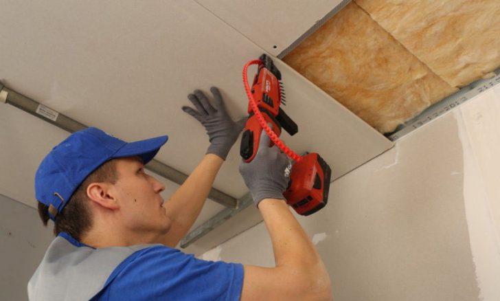 Sufit podwieszany DIY Montaż sufitu podwieszanego z płyt gipsowo-kartonowych w kuchni – oszczędności