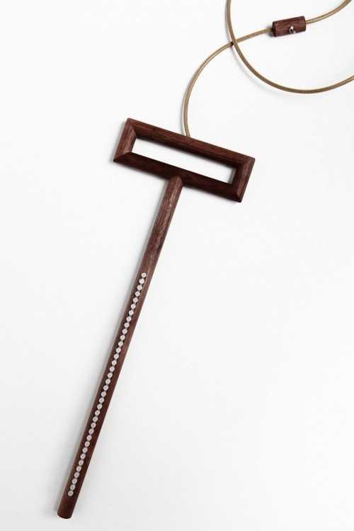 Praktyczna lampa narożna Praktyczna lampa narożna biurkowa do małej przestrzeni, nowoczesny design.