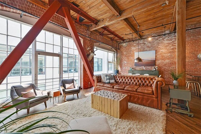 Ekletyczny Loft 2026 Ekletyczne meble w lofcie z akcentami myśliwskimi, trendy 2026 roku w stylu rustykalnym.