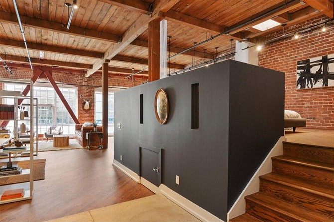 Sypialnia w Lofcie Oryginalna sypialnia na podeście w lofcie z elementami rustykalnymi w 2026 roku.