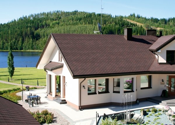 Klasyka i Prowansja Elewacja w stylu prowansalskim z dachem o klasycznym, ciemnym odcieniu dachówki ceramicznej.