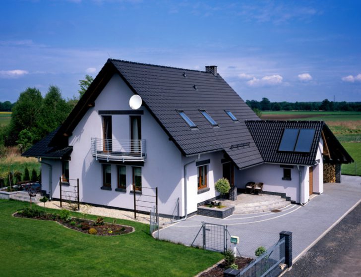 Ciepła paleta barw Elewacja w odcieniach beżu i dachówka ceramiczna tworzą ciepłą i przytulną kompozycję.