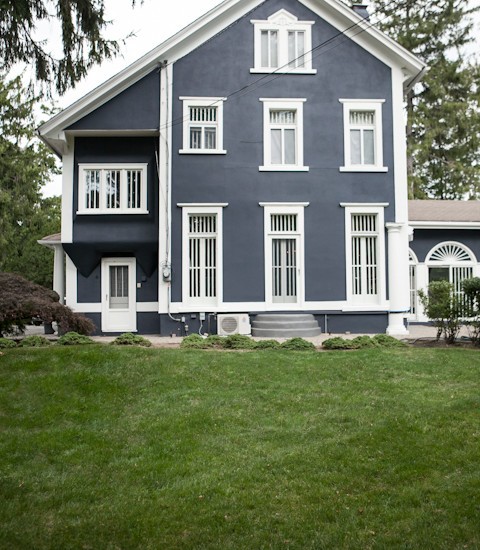 Nowoczesna harmonia Elewacja domu w stylu nowoczesnym z szarą dachówką ceramiczną: harmonia i elegancja.