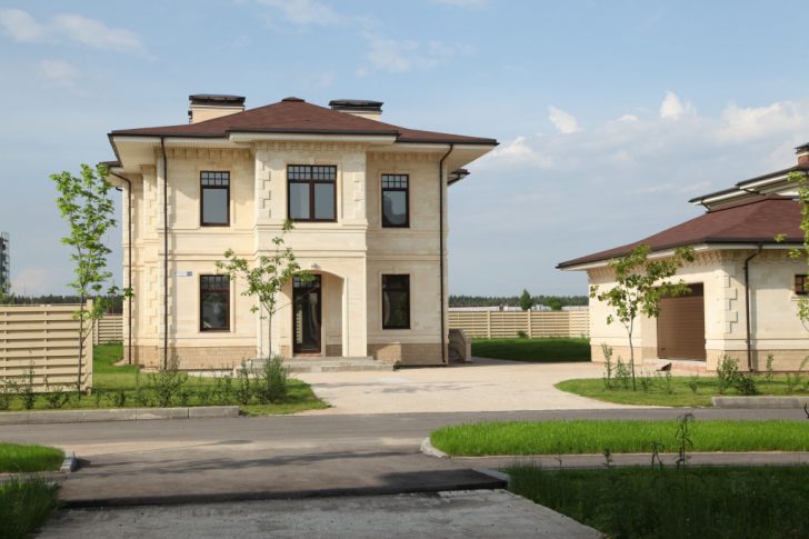 Klasyczne barwy domu Dachówka ceramiczna w kolorze czerwonym i biała elewacja: klasyczne połączenie kolorów domu.