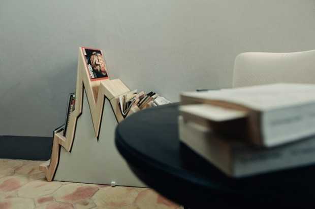 Rustykalny porządek w domu Drewniany stojak na gazety w stylu rustykalnym inspirowany diagramem finansowym, idealny do małego mieszkania.