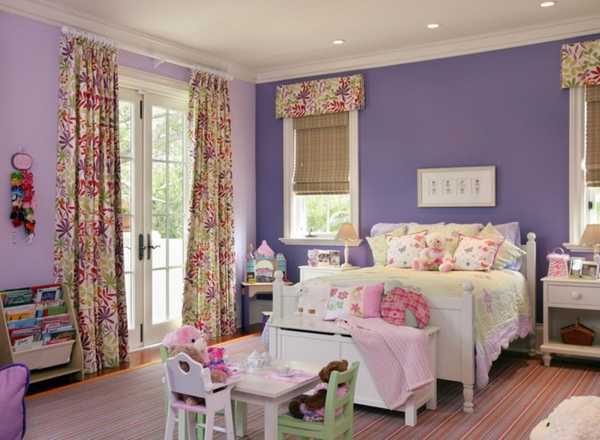 Fioletowe akcenty Fioletowe krzesła w jadalni: Nowoczesne krzesła w odcieniach fioletu wokół stołu.