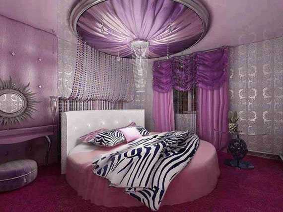 Sypialnia w fiolecie Fioletowa sypialnia: Przytulna sypialnia z fioletowymi tekstyliami i dekoracjami.