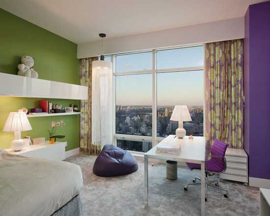 Fioletowe detale Fioletowe dodatki: Dekoracyjne poduszki i wazony w odcieniach fioletu w salonie.