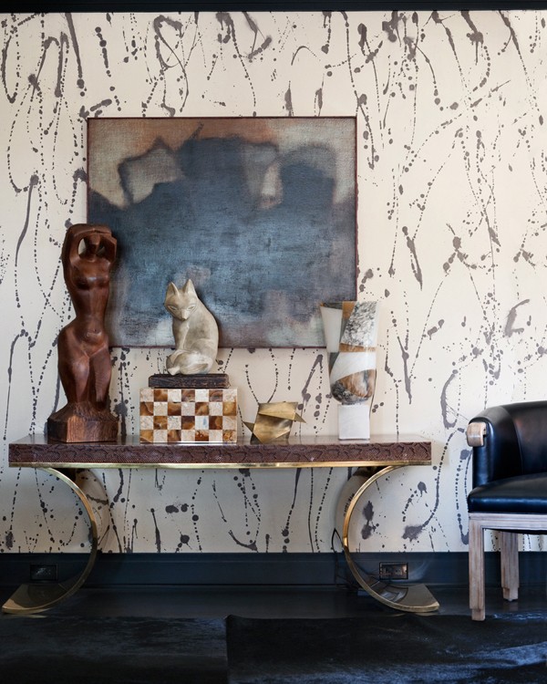 Salon w stylu glamour Elegancki salon w stylu Art Deco: ciemne kolory i luksusowe meble