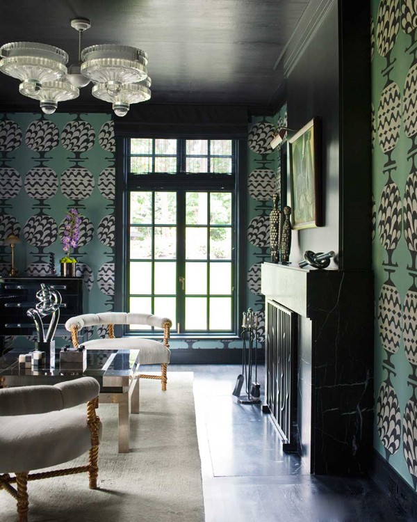 Jadalnia pełna blasku Jadalnia w stylu glamour z ciemnymi kolorami i oświetleniem weneckim