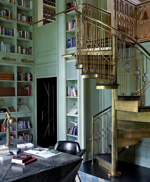 Glamour w detalach Detale wnętrza w stylu glamour: ciemne kolory, tekstury i sztuka