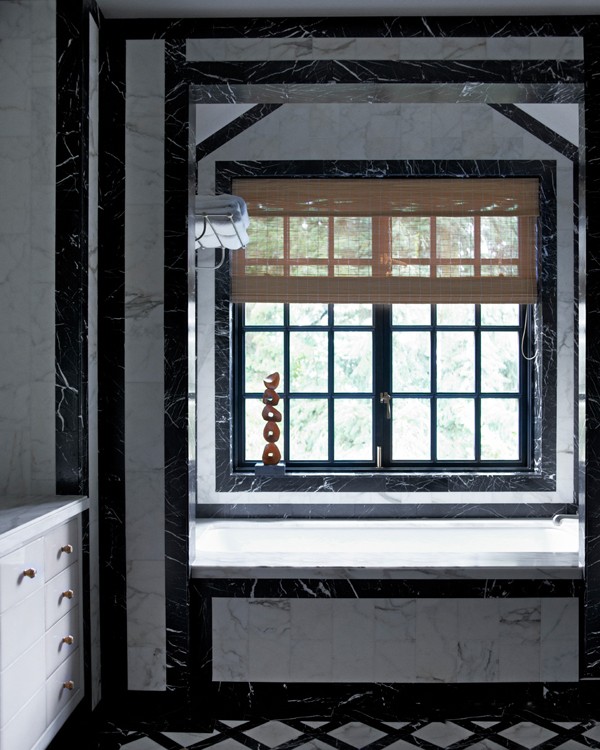 Glamour i Art Deco Glamour w ciemnych kolorach: artystyczne wnętrze domu z biblioteką w stylu angielskim