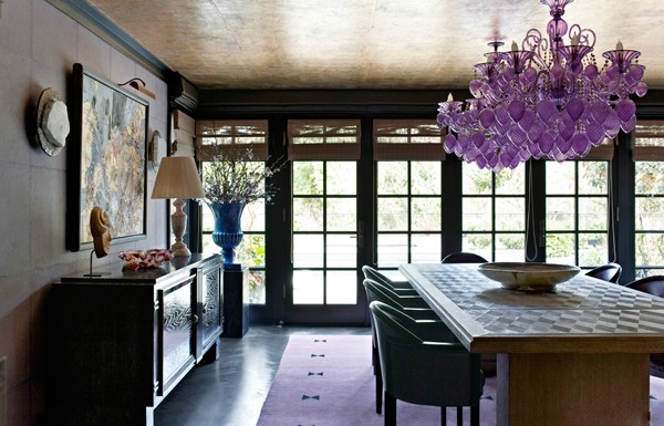 Mroczny blask wnętrza Ciemny glamour 2026: salon z artykułami wyposażenia wnętrz Art Deco i sztuką